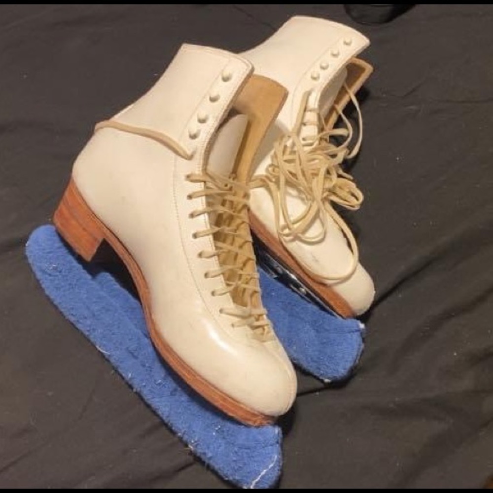 Spi-Terry patent leather ice skates
